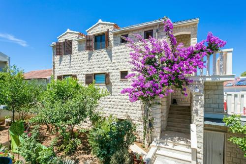 Apartments with a parking space Supetar Brac - 5670