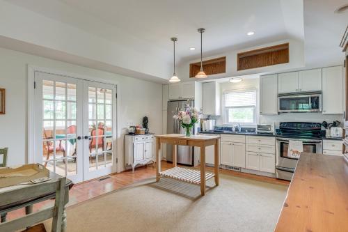 Quiet Cottage Rental in The Plains with Deck and Views in Middleburg, USA