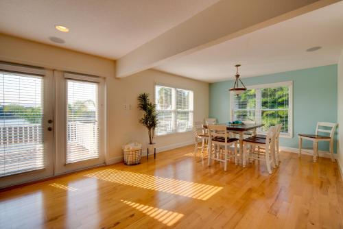 Luxe Spring Hill Home with Patio and Dock! in ฮัตสัน(FL)