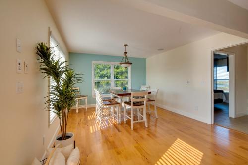 Luxe Spring Hill Home with Patio and Dock! in ฮัตสัน(FL)