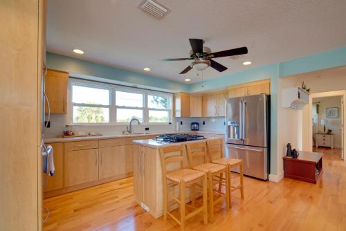 Luxe Spring Hill Home with Patio and Dock! in ฮัตสัน(FL)