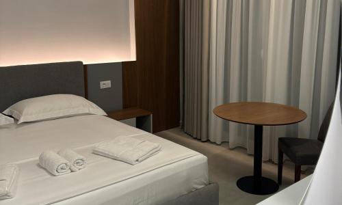 Double Room with Garden View image 9