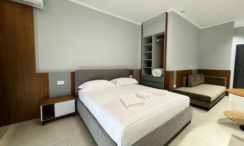 Double Room with Garden View image 5