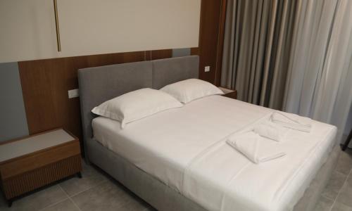 Double Room with Garden View image 7