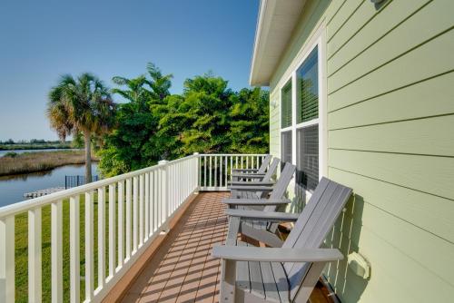 Luxe Spring Hill Home with Patio and Dock! in ฮัตสัน(FL)