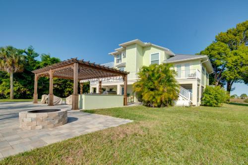 Luxe Spring Hill Home with Patio and Dock! in ฮัตสัน(FL)