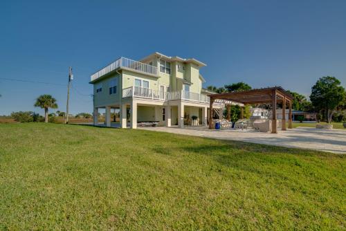 Luxe Spring Hill Home with Patio and Dock! in ฮัตสัน(FL)