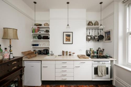 Charming West End Residence in Peaceful Fitzrovia - image 6