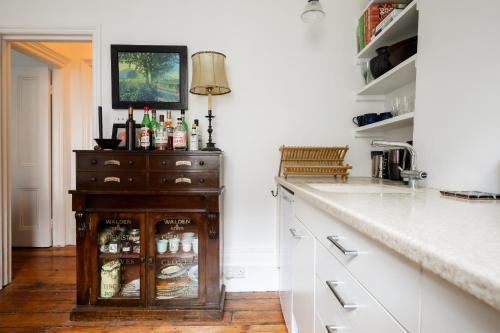 Charming West End Residence in Peaceful Fitzrovia - image 9