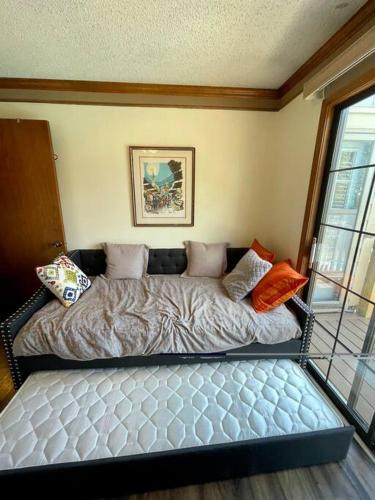 2bd condo w pool view deck 15mn from Kansas City in ชอว์นี