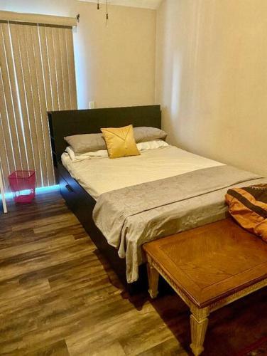 2bd condo w pool view deck 15mn from Kansas City in ชอว์นี