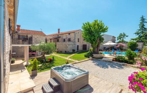 Viesnīcas āriene, Villa Manovel in Fabci