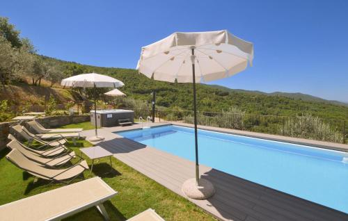 Басейн, Gorgeous Home In Castiglion Fiorentino in Кастільон Флорентіно