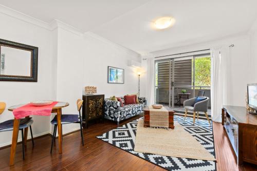 Spacious 1-Bed with Pool & Gym 5 Minutes from CBD - image 3