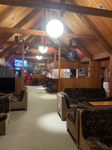 共用Lounge/電視區, Cedar Chalets and Barkers Lodge in 梅思文