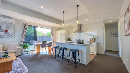virtuve, Central Te Awamutu Modern House in Teavamutu