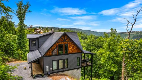 Smoky Bear Vista Brand New Luxury Cabin One Mile from Downtown Gatlinburg in Gatlinburg, USA