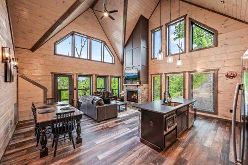 Smoky Bear Vista Brand New Luxury Cabin One Mile from Downtown Gatlinburg in Gatlinburg, USA