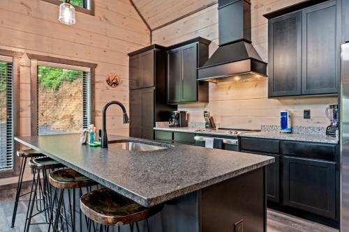 Smoky Bear Vista Brand New Luxury Cabin One Mile from Downtown Gatlinburg in Gatlinburg, USA