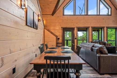 Smoky Bear Vista Brand New Luxury Cabin One Mile from Downtown Gatlinburg - image 7