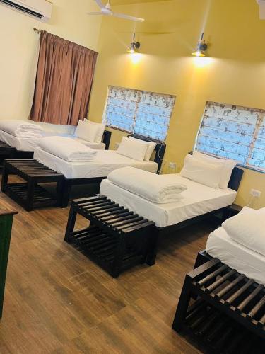 1 double bed, 6 twin beds, 2 bunk beds