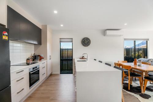 A Remarkable Retreat - Queenstown Holiday Home - image 7