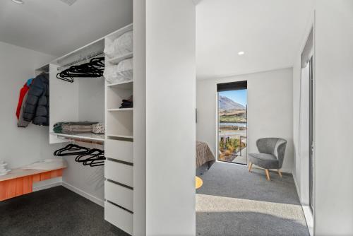 A Remarkable Retreat - Queenstown Holiday Home - image 7