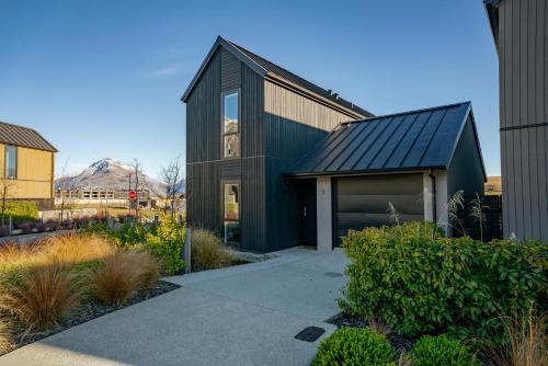 A Remarkable Retreat - Queenstown Holiday Home - image 12