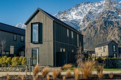 A Remarkable Retreat - Queenstown Holiday Home - image 2