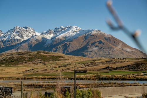 A Remarkable Retreat - Queenstown Holiday Home - image 9