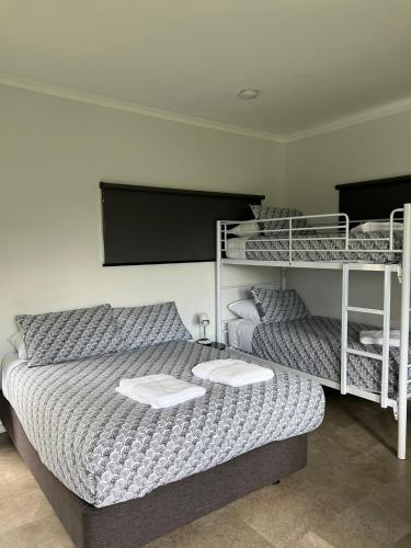 1 queen bed, 2 twin beds