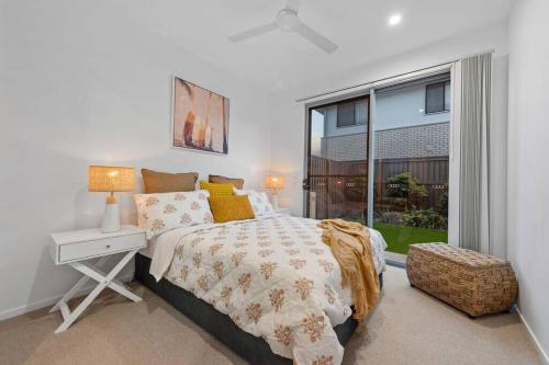 Villa on Newport Lake