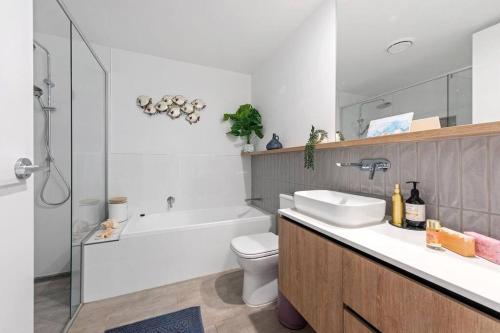 Villa on Newport Lake