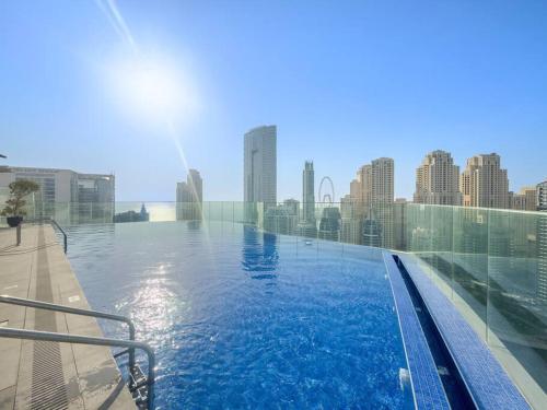 Marina-View 1BR Escape Walk to Dining & Landmarks, Dubaï (photo 3)