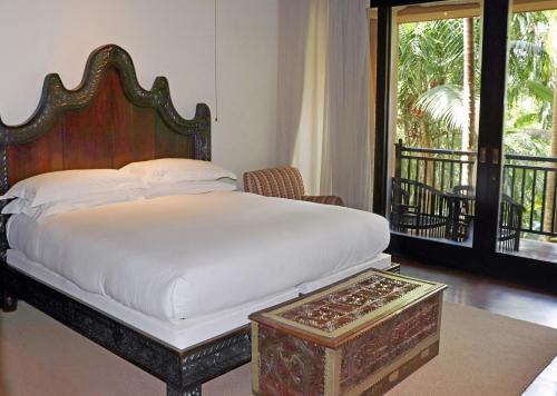 Standard King Room image 2