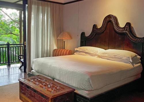 Standard King Room image 3