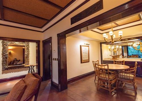 Deluxe One-Bedroom Suite image 5
