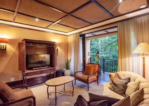 Deluxe One-Bedroom Suite image 6