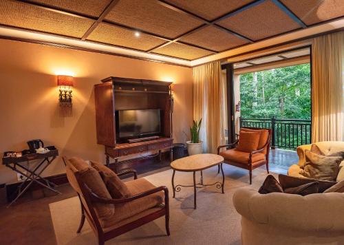 Deluxe One-Bedroom Suite image 7