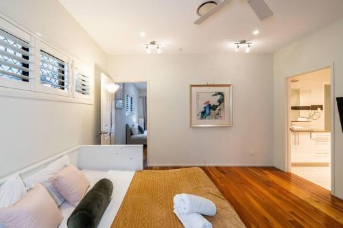 Spacious 5BR 3BA Home w Parking and Yard in Sunnybank