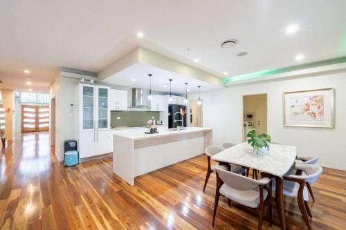 Spacious 5BR 3BA Home w Parking and Yard in Sunnybank