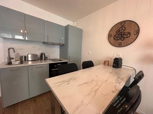 Konyha, Orléans - Appartement T2 avec parking privé - Douce Harmonie (Orleans - Appartement T2 avec parking prive - Douce Harmonie) in La Madeleine
