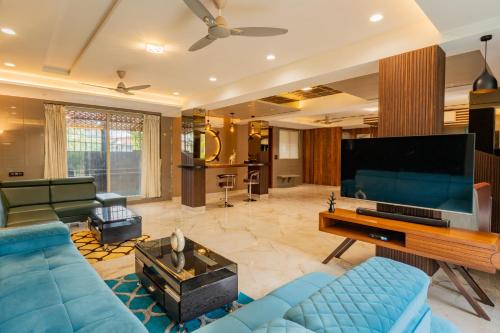 Shared lounge/TV area, Alaya Stays Imperial Calista4BHK nearKhandalaHills in Lonavala
