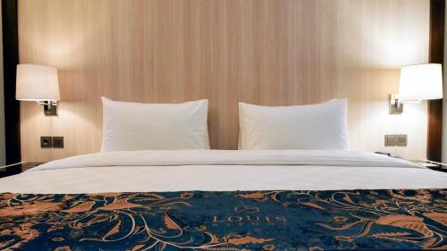Deluxe King Room image 5