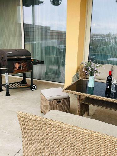 Luxury villa with pool, jacuzzi and sea view in لوزينيتس