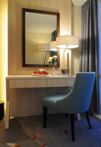 Deluxe King Room image 6