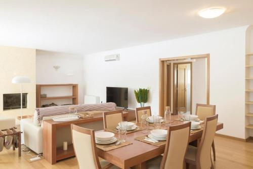 ห้องส่วนกลางสำหรับนั่งเล่น/ดูทีวี, Lavanda Village Cascais - Villa Jasmim I in ปัมปิลเยย์รา