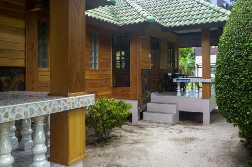 Dewshore Resort Room Type - Standard King Room with 2 King Beds with Garden View