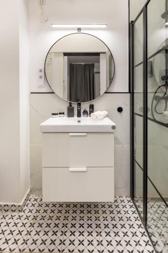 One-Bedroom Apartment image 4