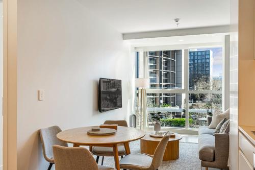 Chic Central Apt with Gym and Pool by Zodiak Stays, Auckland